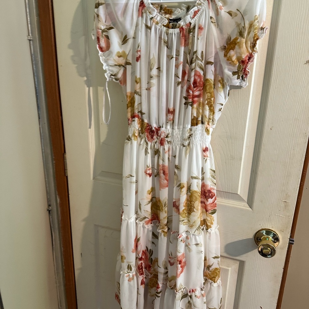 Chic Floral Maxi Dress in White and Pink